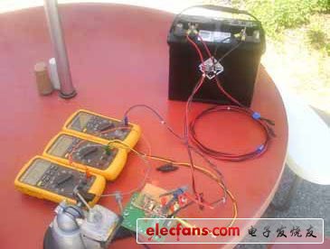 圖 2:最初的太陽(yáng)能充電電路樣機(jī)，采用 12V 海上用深周期電池
