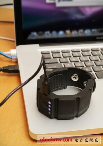 手鐲便攜式手機充電器，其最大的作用是隨手攜帶，你可以將它作為手飾，你也可以將它作為一款按摩工具