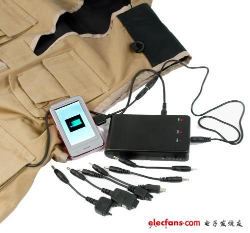 太陽能背心充電器，內(nèi)置有4塊太陽能電池板，可以產(chǎn)生8，800mAh的電流